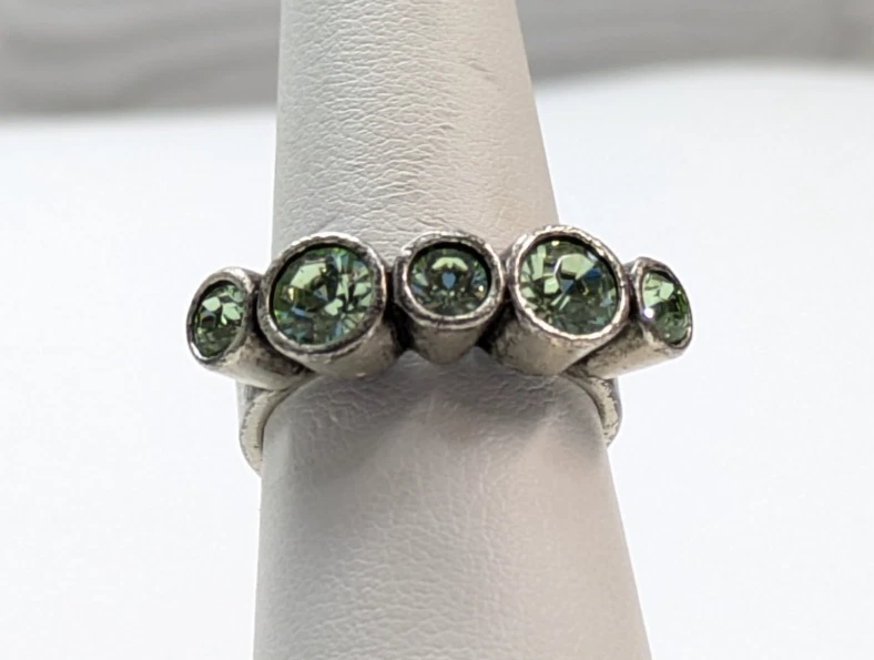 Conjunto de canales de vidrio peridoto verde peregrino estrás tono plata anillo talla 7,5 Foto 3 de 4