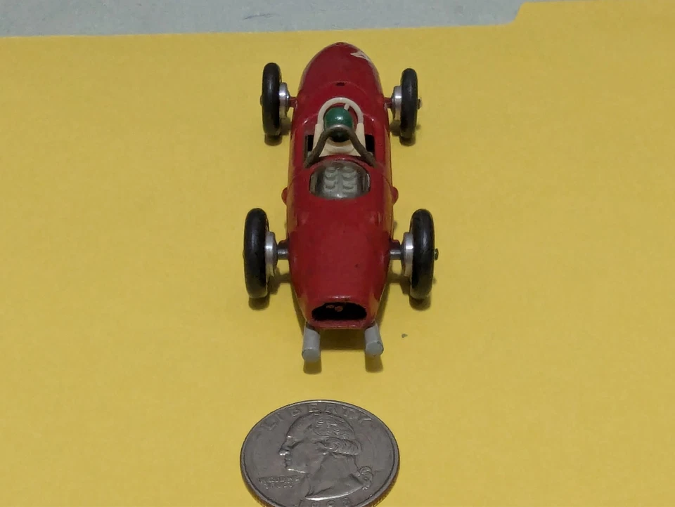 Ferrari F-1 rojo sólido hecho en Francia, número cuatro, vintage, buen estado Foto 3 de 4