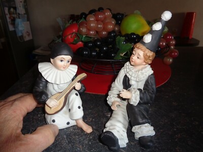 Steingut Figur Pierrot mit Mandoline und seinem Freund dem weißen Clown