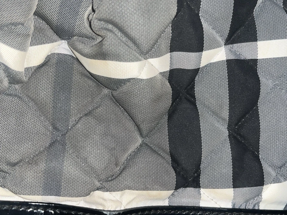 Bolso de Mano Burberry Negro Gris Beat Check Acolchado Nylon y Charol Foto 3 de 4