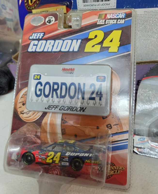 Winner's Circle 1:64 NASCAR 2002 Jeff Gordon #24 DuPont Chevy Monte Carlo NIB