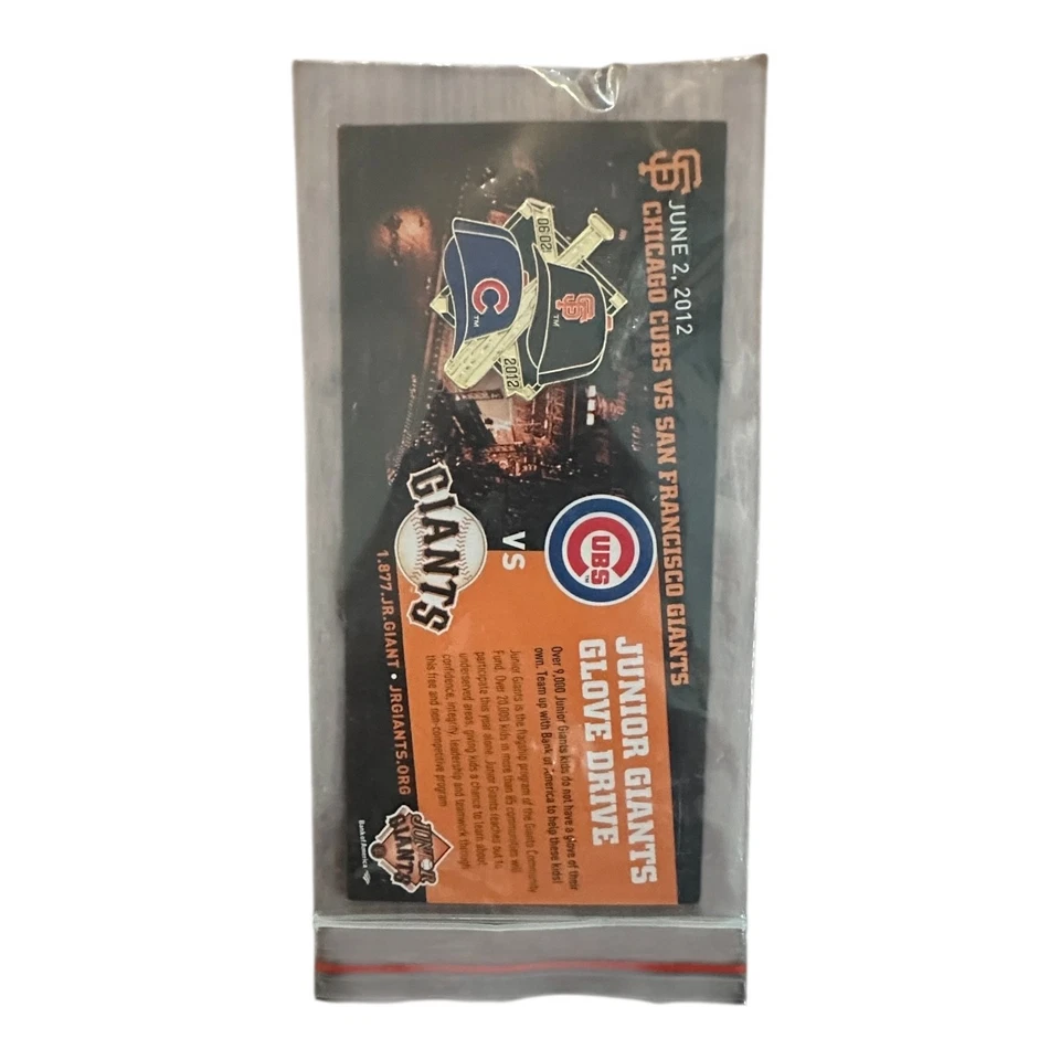 Nuevo en Paquete Junior Giants Glove Drive PIN Serie 2 de Junio 2012 Cachorros vs Gigantes Foto 2 de 4