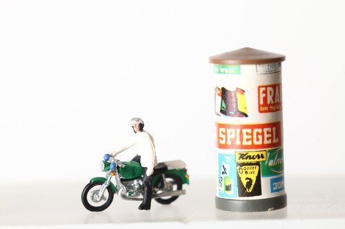 Preiser H0 Moto Policía Verde Blanco y Columna Litfaß (358884) | Condition: Gebraucht