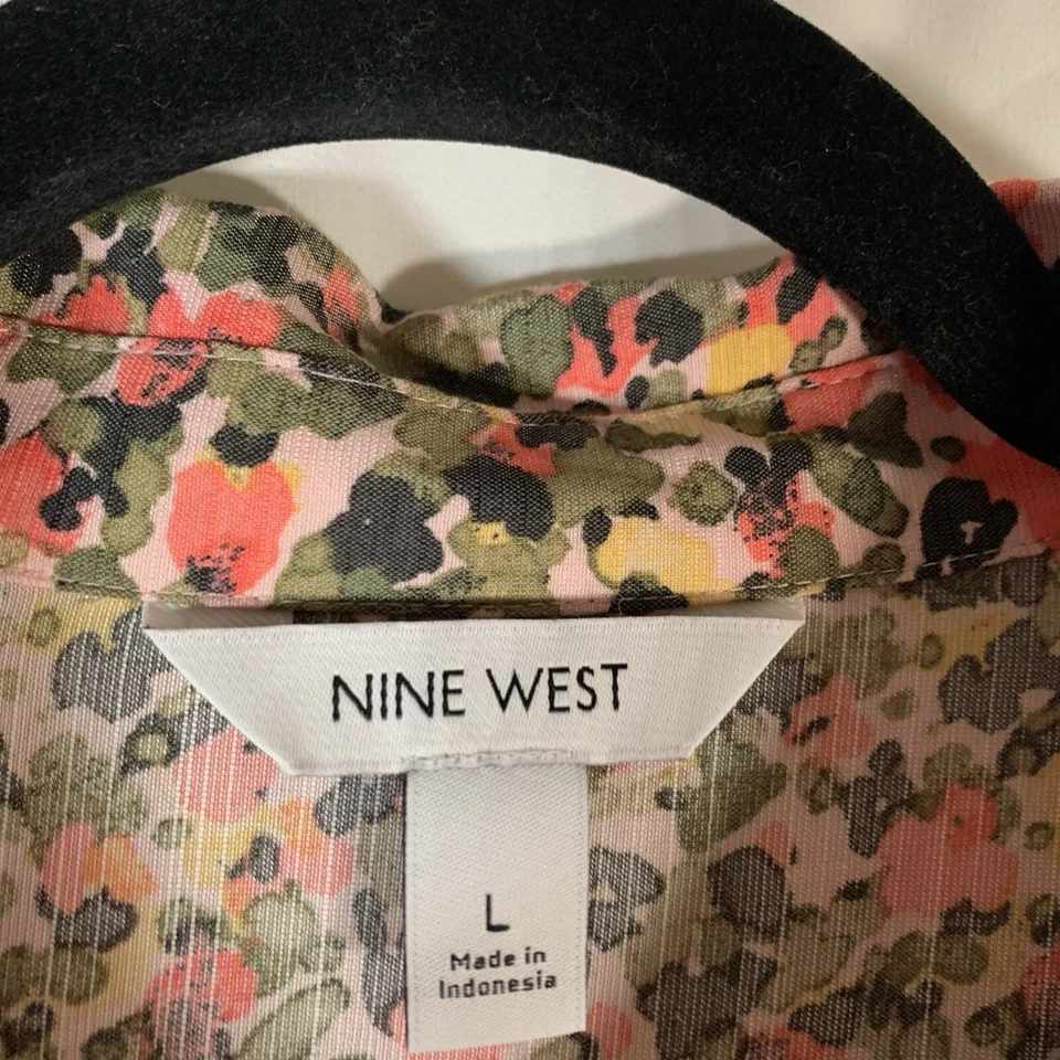 Top Nine West verde rosa estampado manga corta recortado con botones Foto 2 de 4