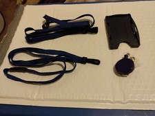 Dwie niebieskie smycze specjalistyczne na identyfikatory, jeden kołowrotek plakietek i jeden uchwyt na plakietkę (B)