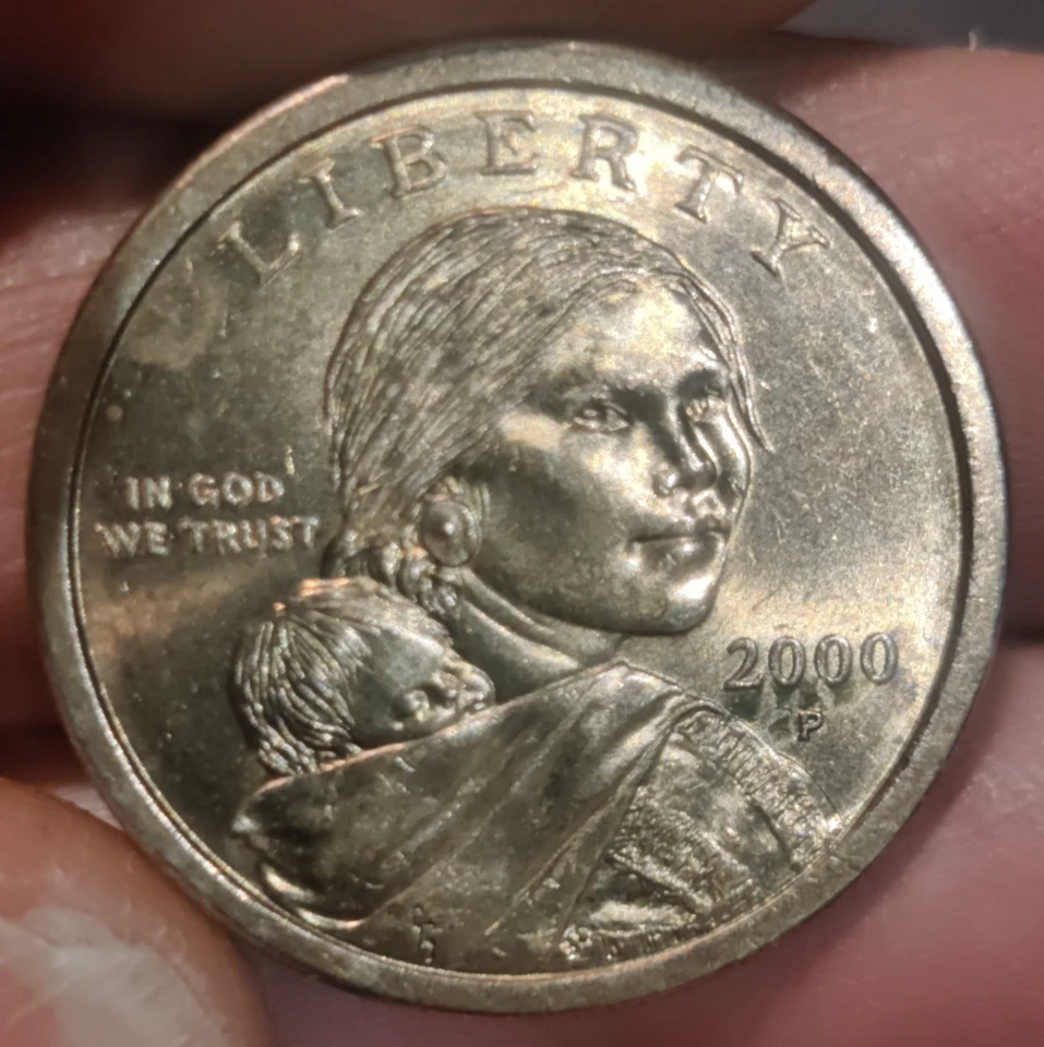 Moeda de um dólar 2000 P Sacagawea acabamento celido detalhe penas na águia - Imagem 3 de 4