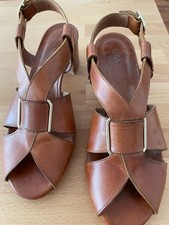 Schicke Ledersandalen der französischen Kult...