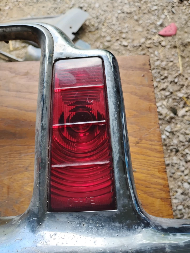 Chrysler 1949 licencia de maletero marco cromado manija de transmisión fluida luces traseras captura Foto 2 de 4