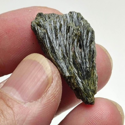 20g/4pcs Beautiful Natural Epidote Crystal Cluster Specimen , Pakistan 0053 - Picture 2 of 12