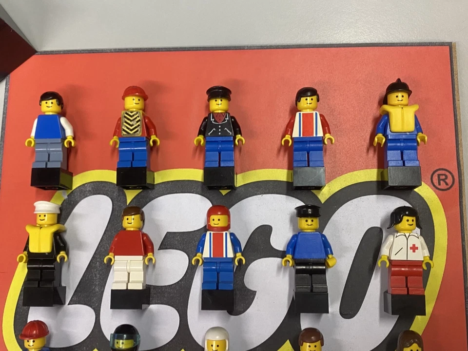 LEGO TECA DISPLAY CASE DIORAMA 15 MINIFIGURE ORIGINALI CITY ANNI '80 E '90 - Immagine 4 di 4