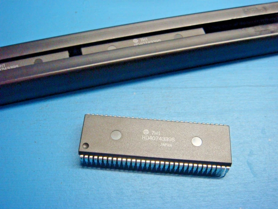 (1) HITACHI HD4074339S 8 BIT 16-kword PROM MICROCOMPUTER 27256 64 PIN DIP - Image 2 of 3