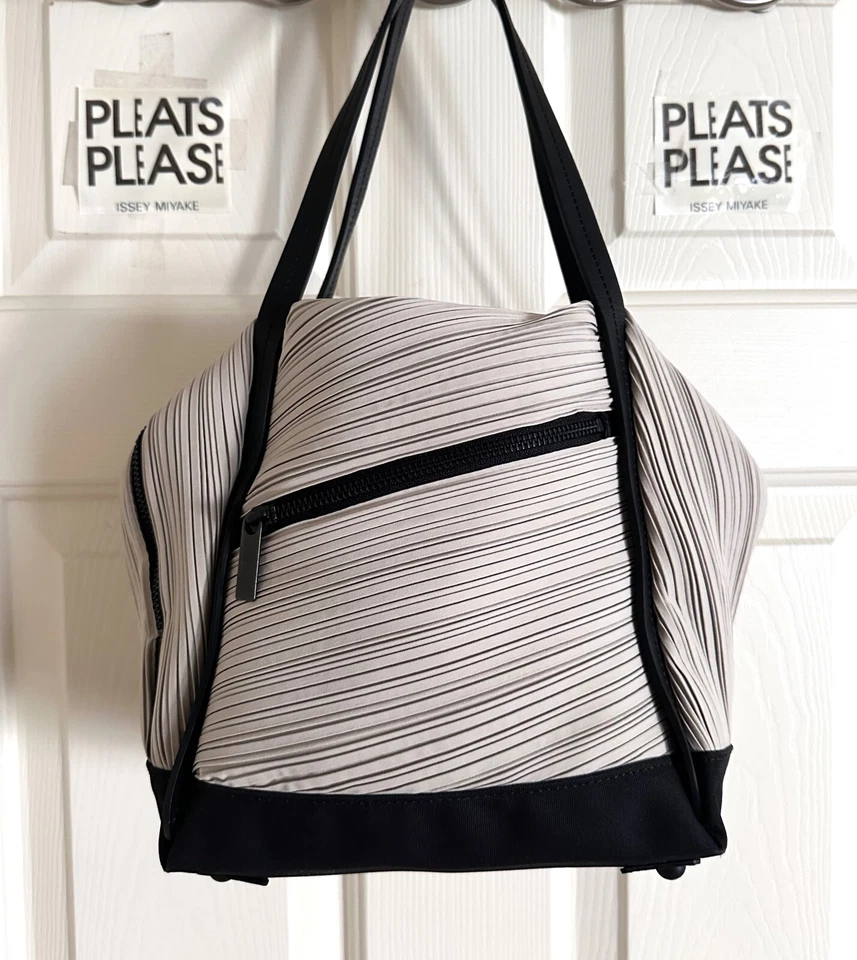Conjunto de bolsa de pliegues y bolsa de cosméticos Pleats Please Issey Miyake sesgo mediano raro Foto 3 de 4