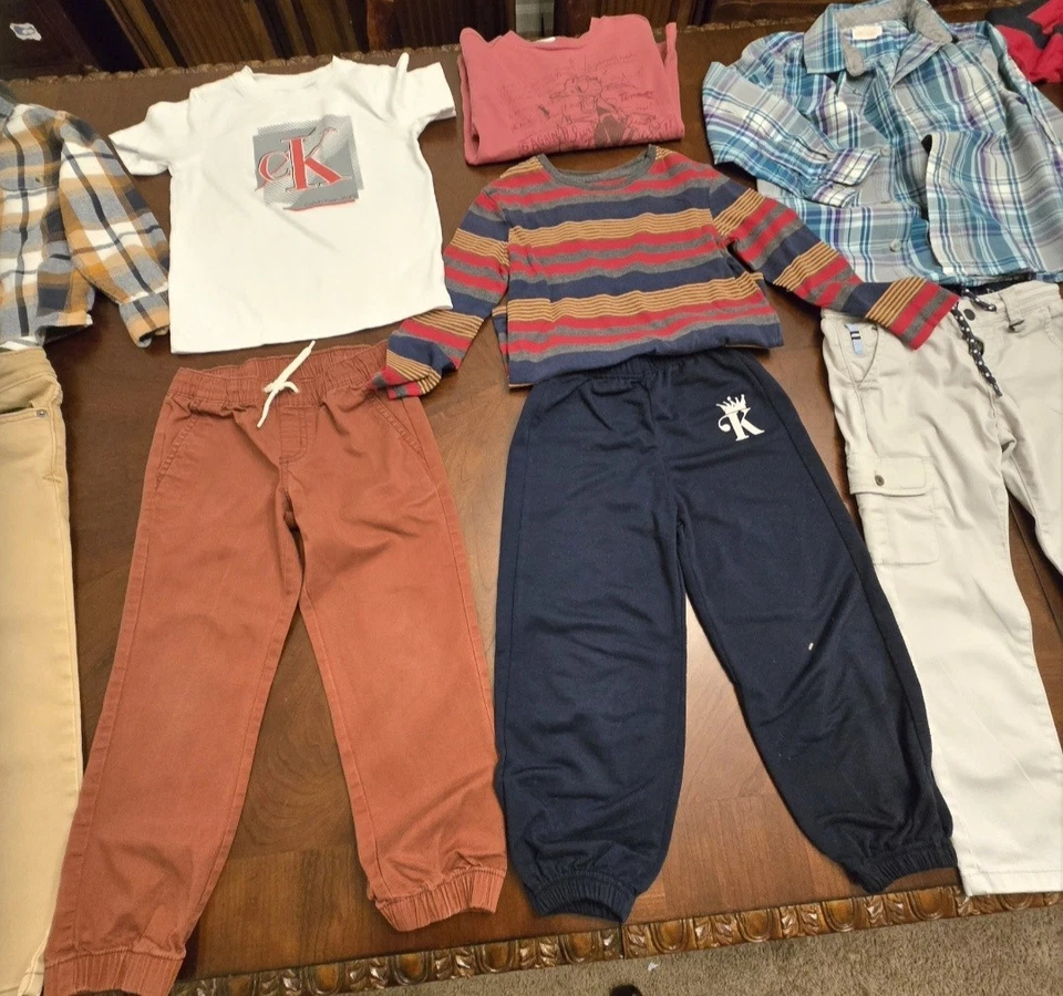 Ropa para la semana talla 4 ligeramente usada para niños, incluidos pantalones y camisas Foto 3 de 4