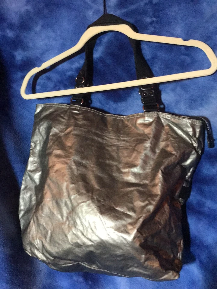 Bolso de Mano Kipling Gris Metálico Recubierto Nylon Cartera con Llavero Mono Metal En Muy Buen Estado Foto 2 de 4