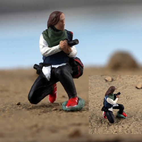 Resin 1/72 Diorama Miniature Toys Female Squatting Field Reporter Painted Doll - 第 1/4 張圖片