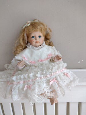 Vintage 90er Alberon sitzende Porzellan Sammlerpuppe 14 1/2 Zoll