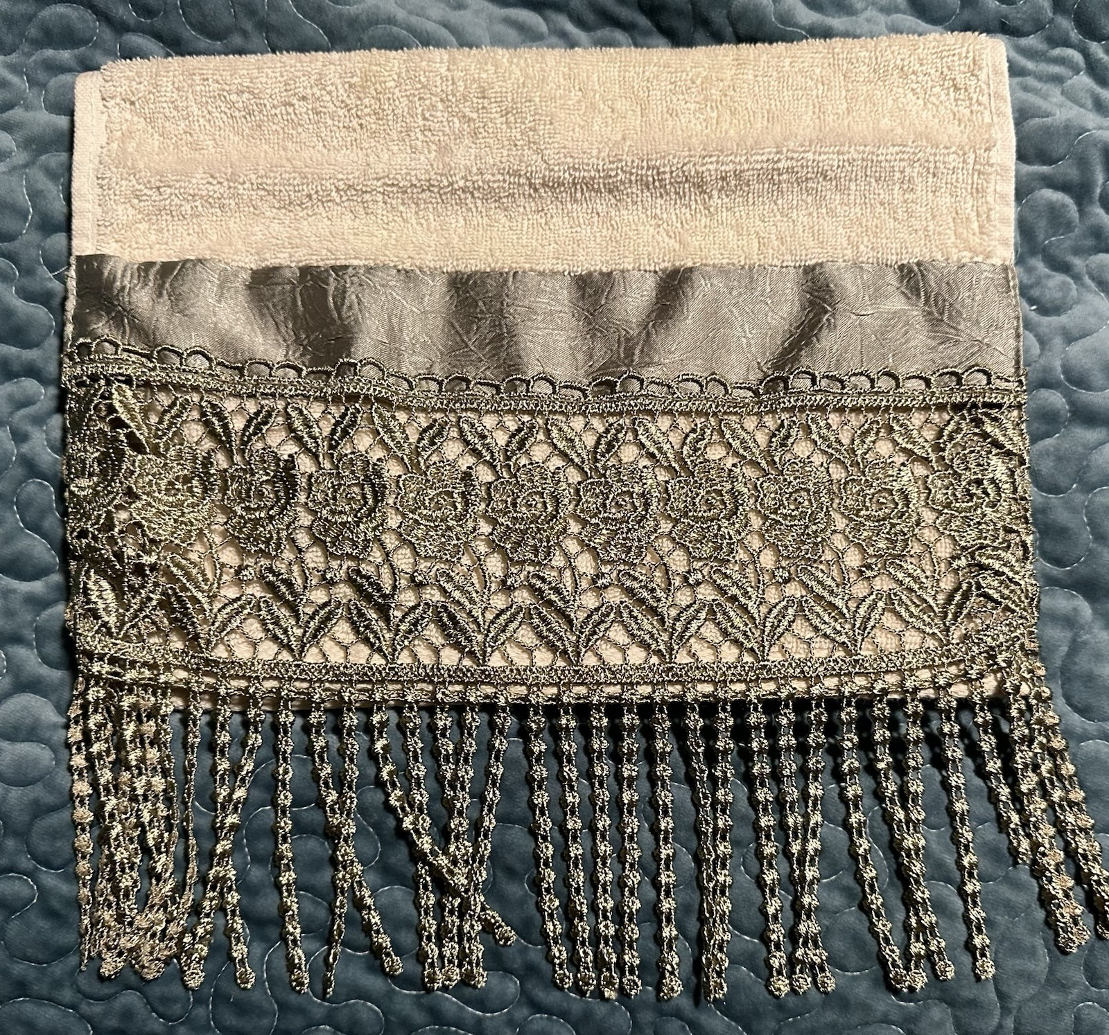 Croscill Decorative Towel Set With Matching Shower Curtain Please Read Discrip