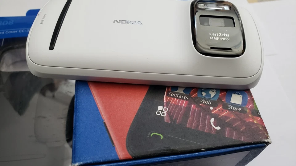 Nokia 808 PureView - 16GB - White (Unlocked) Smartphone With cc-3046 Rare Boxed - Image 4 of 4
