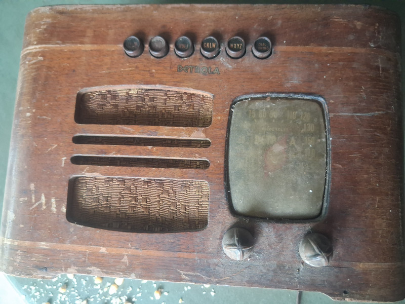 Detrola Model 3202 Tube Radio Vintage 1940's - Parts or Restoration
