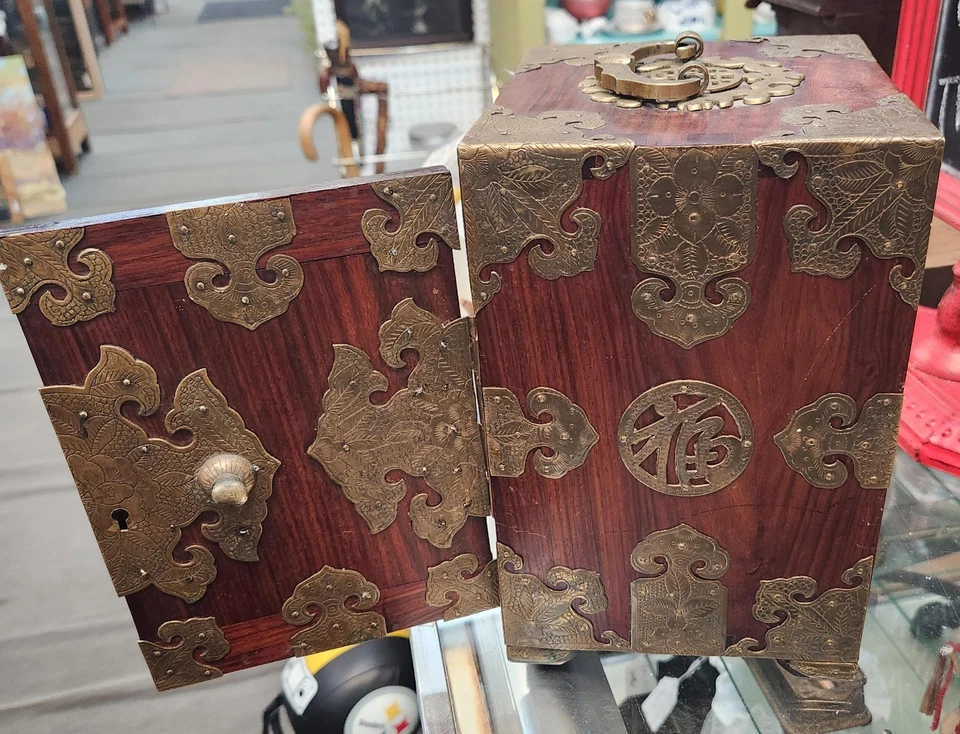 Antigua caja conmemorativa china de palo de rosa/latón. Foto 2 de 4