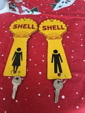 SHELL MOTOR OIL PORCELAIN SERVICE STATION RESTROOM KEY FOBS VINTAGE NICE KEYS 