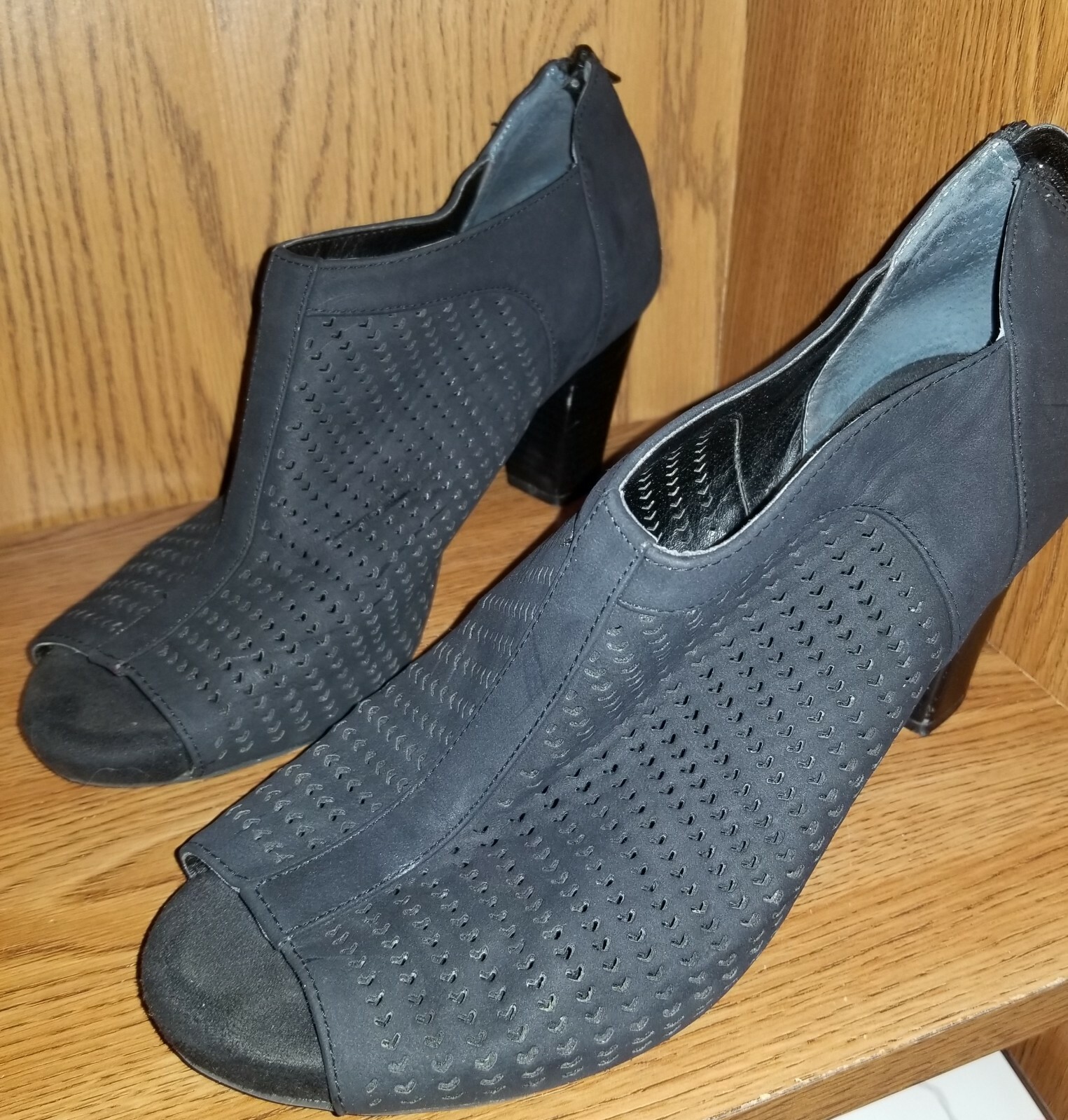 Giani Bernini Perforated Shooties Peep 