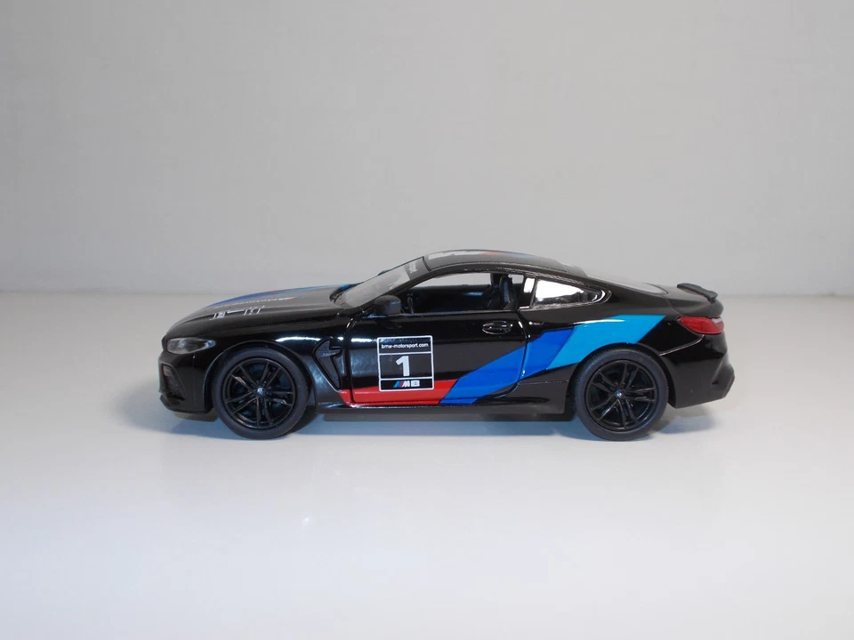 KiNSMART 5425 BMW M8 Competition Coupe (Livery Edition) "Black" METAL Scala 1:38 - Immagine 3 di 3