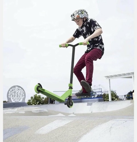 MegaWheels Kids Pro Stunt Scooter Verde - Imagen 5 de 6