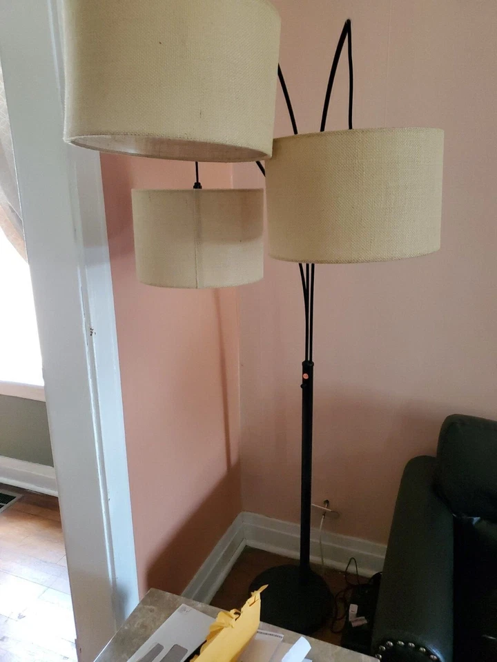 Lámpara de pie Adesso Trinity Arc acabado bronce antiguo, tonos arpillera beige Foto 2 de 4