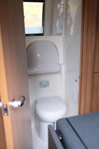 AUTO-TRAIL V-LINE 600 2.3 130 BHP 43K MILES F/S/H / 2 BERTH / SOLAR SYSTEM - Picture 21 of 24