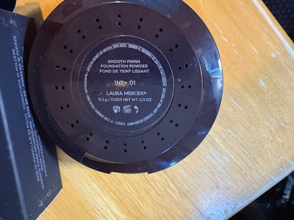 Laura Mercier Smooth Finish Foundation Powder 1N1 No1 Full Size 0.3Oz / 9.2g - Image 2 of 2