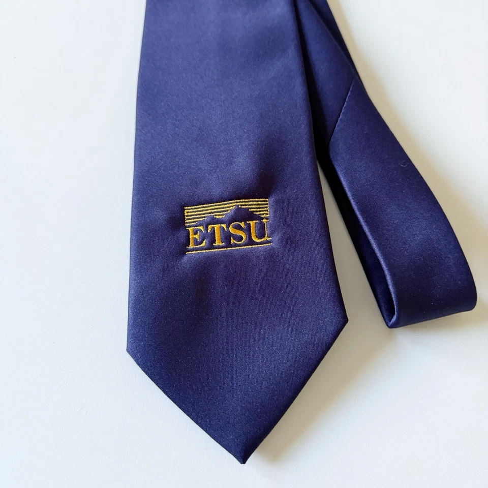 Corbata de cuello ETSU para hombre azul marino liso bordada dorada East Tennessee State Foto 3 de 4