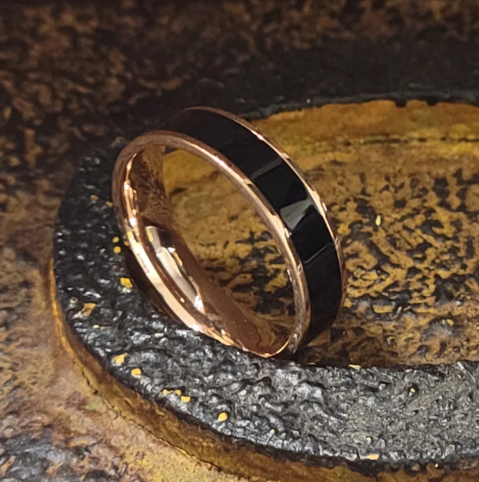 Anel de casamento masculino de tungstênio ouro rosa real com incrustação de cerâmica preta anel masculino - Imagem 3 de 4