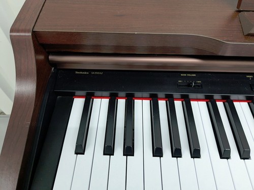 TECHNICS SX-PX552 DIGITAL PIANO IN MAHOGANY stock number 25200 - Picture 18 of 20