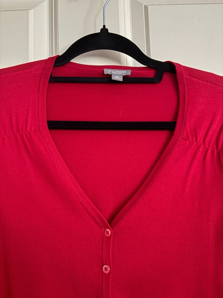 Cárdigan Ann Taylor rojo para mujer talla SP mezcla de seda botón delantero manga larga Foto 3 de 4