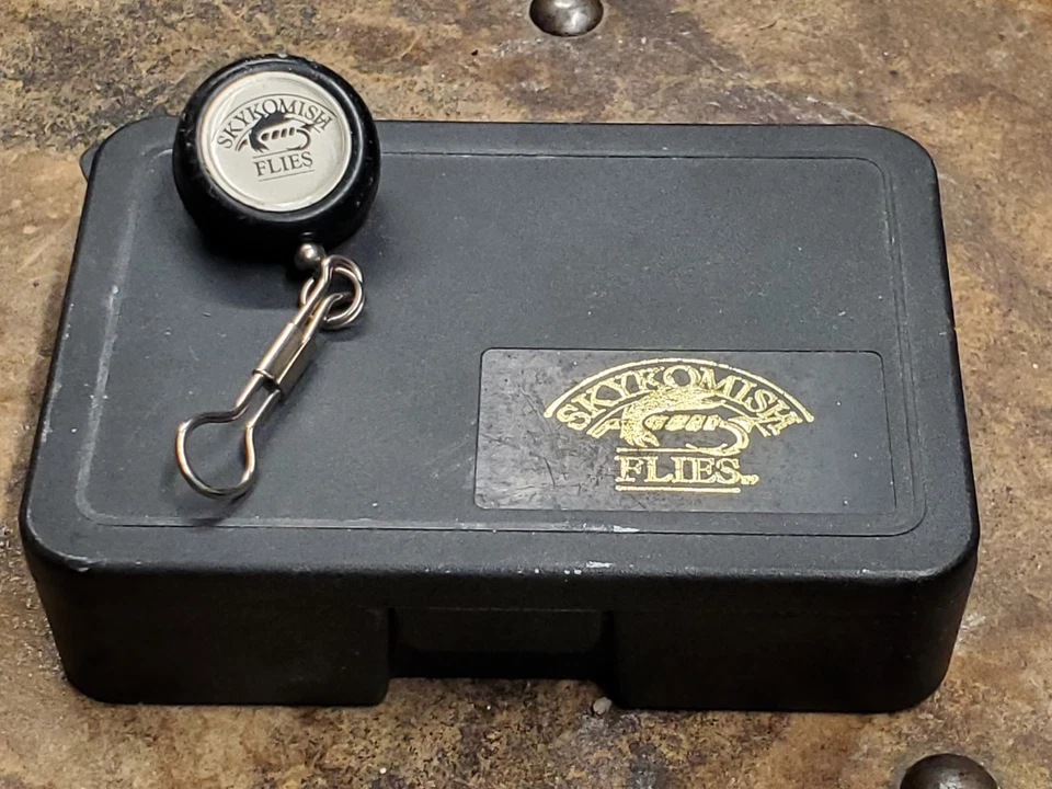 Винтажная Коробка для Мух с 13 различными никогда не использовавшимися мухами - Коробка Skykomish и Ремень - Изображение 2 из 4