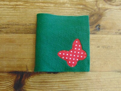 Handarbeit Retro Vintage Stil Filz Nadeletui dunkelgrün rot gepunktet Schmetterling
