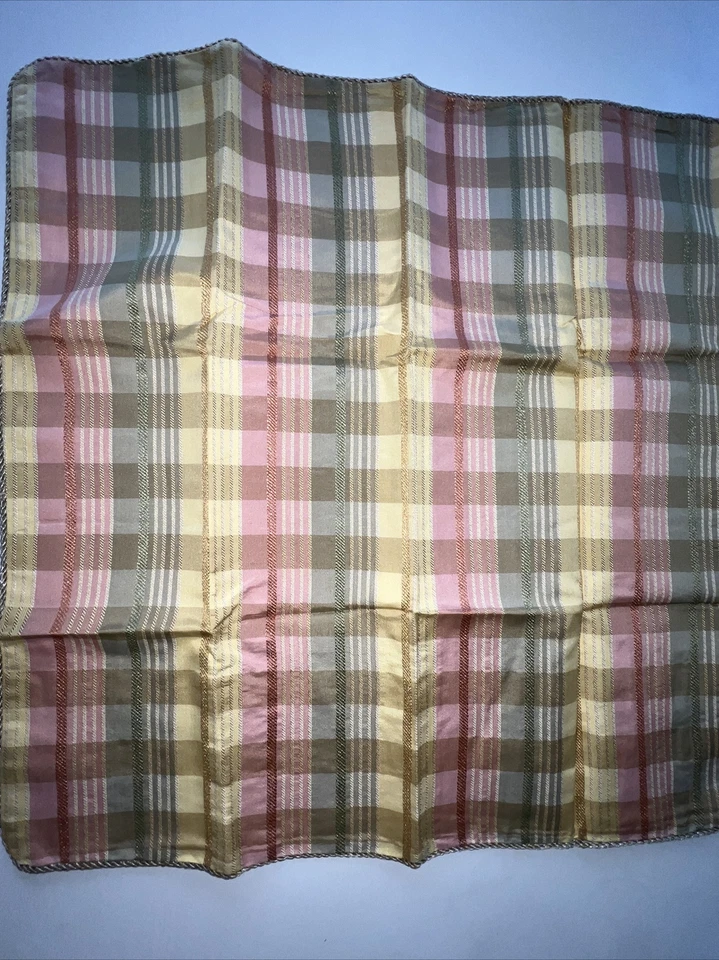 Par de fundas de almohada europeas Croscill Pavilion a cuadros oro salvia 27 x 27 de lujo nuevas de stock Foto 3 de 4