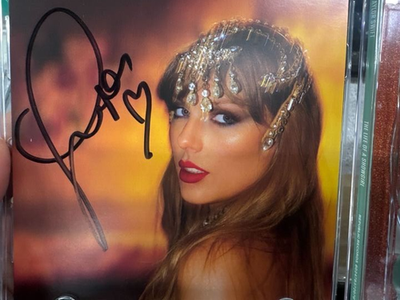 THE LIFE OF A SHOWGIRL CDサインPHOTO1① Taylor Swift Signed The Life of a Showgirl CD Photo #1 long
