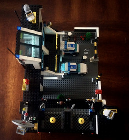 LEGO CITY: Police Headquarters (7744) W/INSTRUCTIONAL MANUAL 100% COMPLETE
