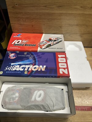 NASCAR-2001 Johnny Benson #10 Valvoline-James Dean Adult Car-1:24 Scale-Action