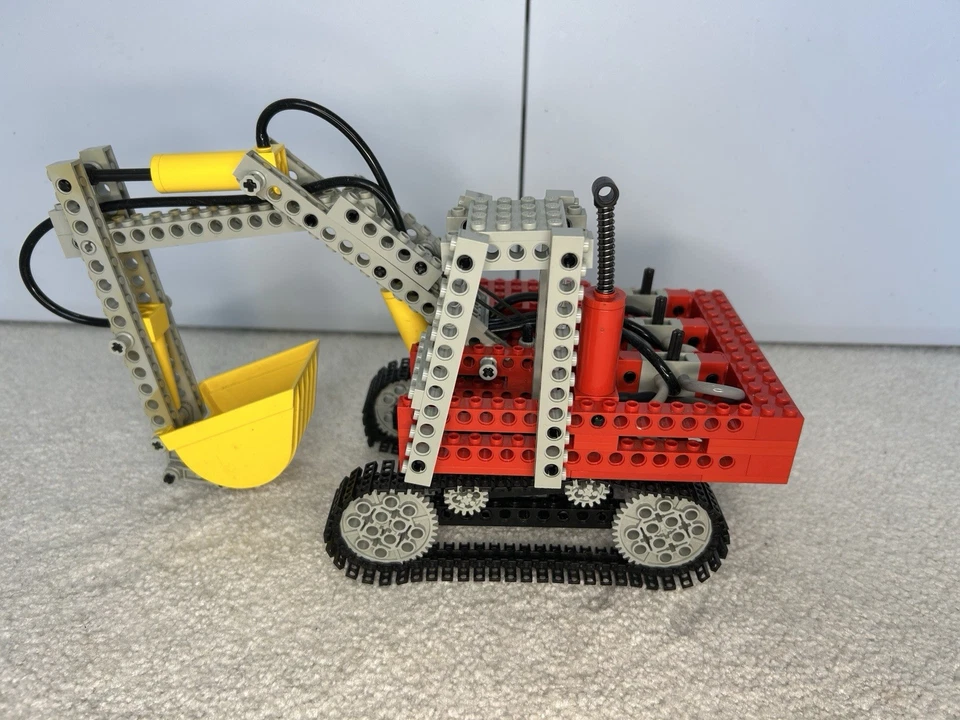 LEGO Technic 8851 Excavator, photo 1 of 5