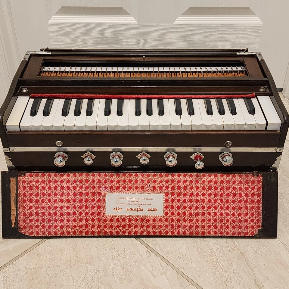 Instrumento musical HARMONIUM 39 teclas ** Se vende como está para piezas / reparación ** Foto 2 de 4