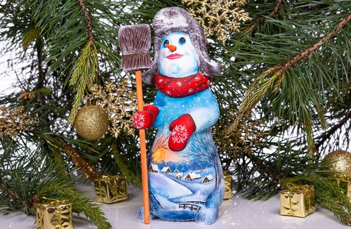 Figura de Navidad muñeco de nieve tallado a mano con escoba y escena de pueblo — regalo de vacaciones - Imagen 12 de 13