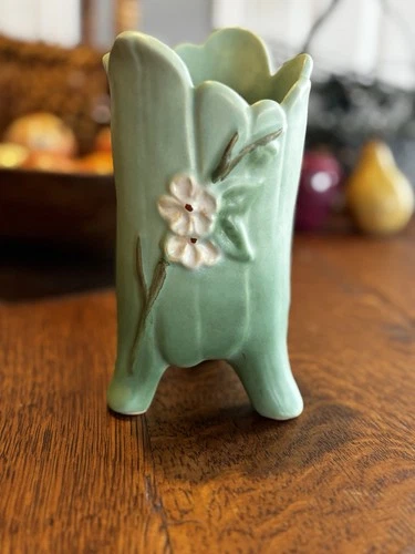 Vintage Signed Weller Art Pottery Matte Green Glazed Manhattan Line 7” Vase