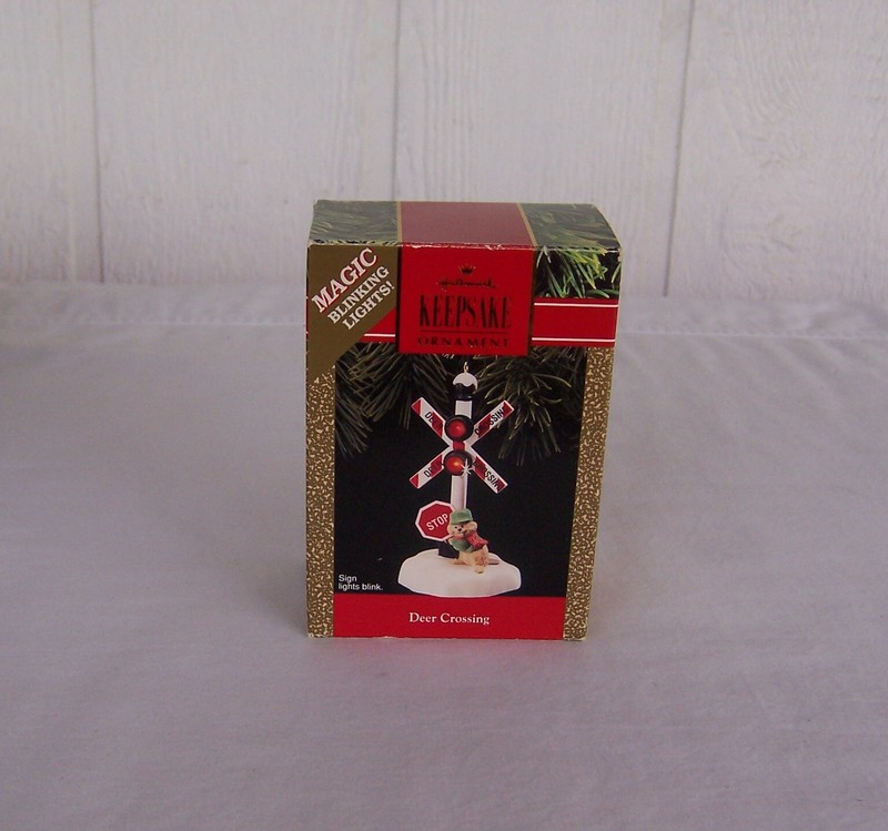 VTG HALLMARK KEEPSAKE DEER CROSSING BLINKING LIGHTS  CHRISTMAS ORNAMENT 1990