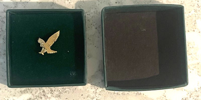 Swarovski Optik Gold Plated Sales Promo Hawk Lapel Hat Pin w/ Original Box
