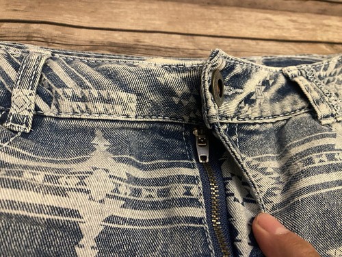 Jolt Juniors Light Blue Denim Distressed Southwestern Shorts Size 11 - Picture 3 of 11