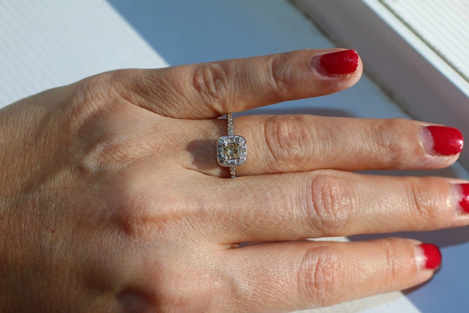 Anillo de compromiso con halo de diamantes talla princesa cuadrado champán claro oro blanco de 14K Foto 3 de 4