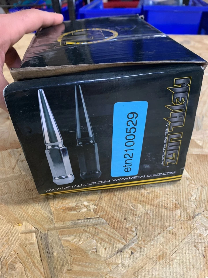 Kit completo de tuercas de metal cromado 24-12x1,5 Lugz con clavos Lugz estilo cónico 12 mm x 1,5 Foto 4 de 4